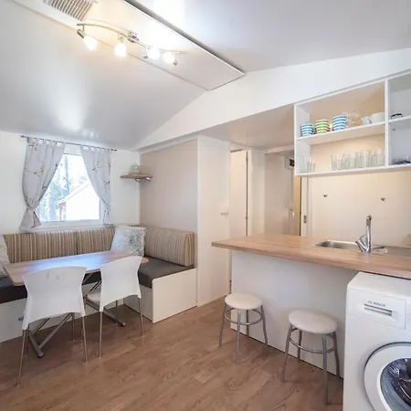 キャンプ場 Mobile Cube - 3 Bedrooms, Terrace, Near ビオグラード・ナ・モル