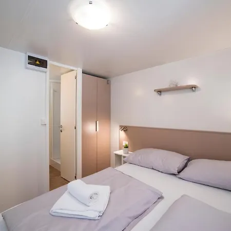 Campeggio Mobile Cube - 3 Bedrooms, Terrace, Near *