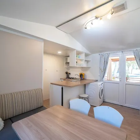 キャンプ場 Mobile Cube - 3 Bedrooms, Terrace, Near ビオグラード・ナ・モル