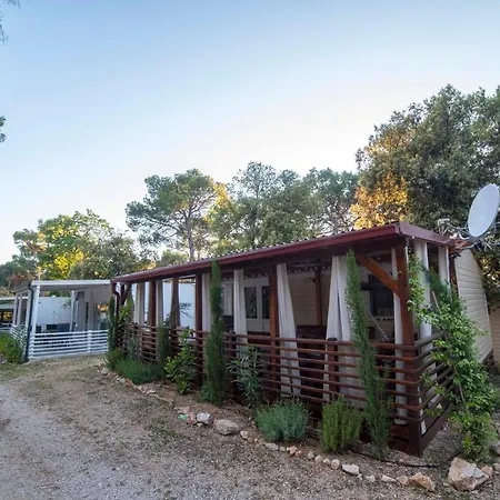 キャンプ場 Mobile Cube - 3 Bedrooms, Terrace, Near ビオグラード・ナ・モル
