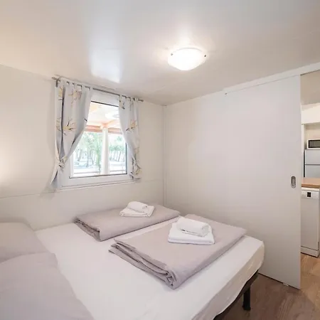 Campeggio Mobile Cube - 3 Bedrooms, Terrace, Near *