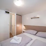 Camping Mobile Cube - 3 Bedrooms, Terrace, Near *